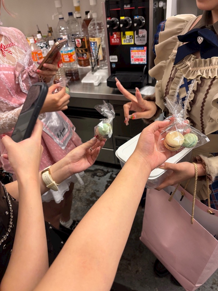 はっぴーばれんたいんでした💝女の子たちがお菓子作ってくれて女子力の高さを感じました🙂可愛いおなごは作るものまで可愛いんだと実感しました。。笑🙂‍↕️わたしも手作り作りたいけどみんなが食中毒になったら不安なのでやめておきます🙂‍↕️でも言ってくれた作っちゃおうかな！！！