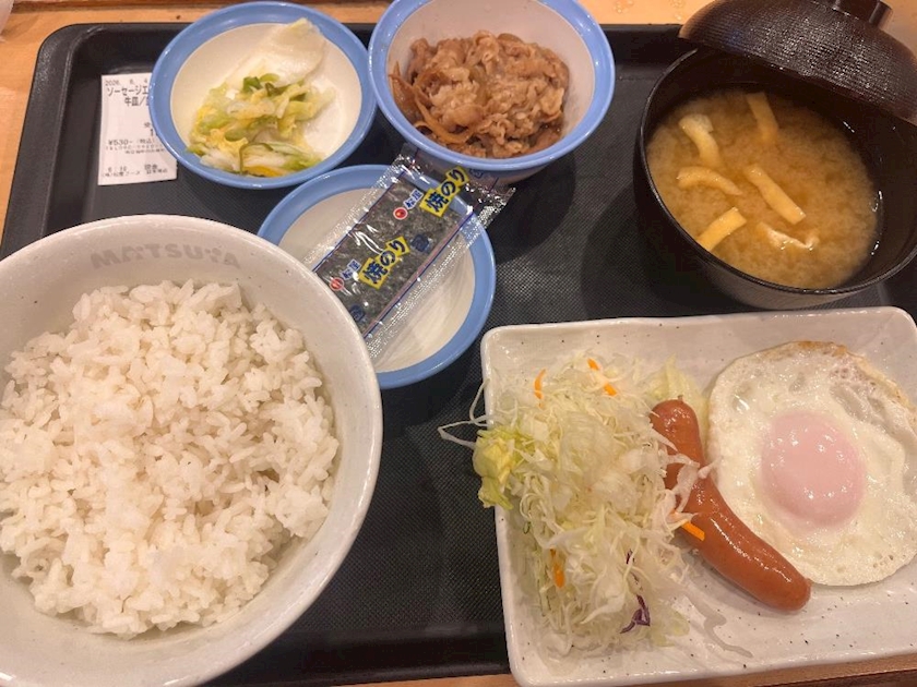世界一元気の出る朝ごはんと言いたいところだが朝ごはんではなく飲み終わりのシメに食べてるのはここだけの秘密