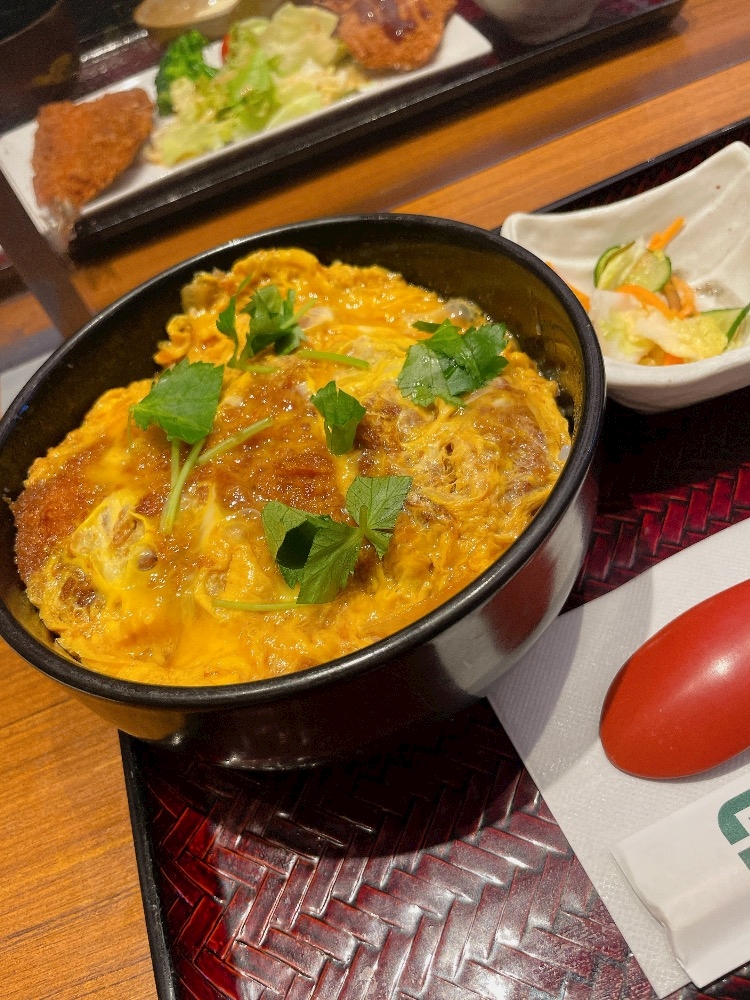 トンカツは重いけどカツ丼は大丈夫👌🏻 ̖́-‬