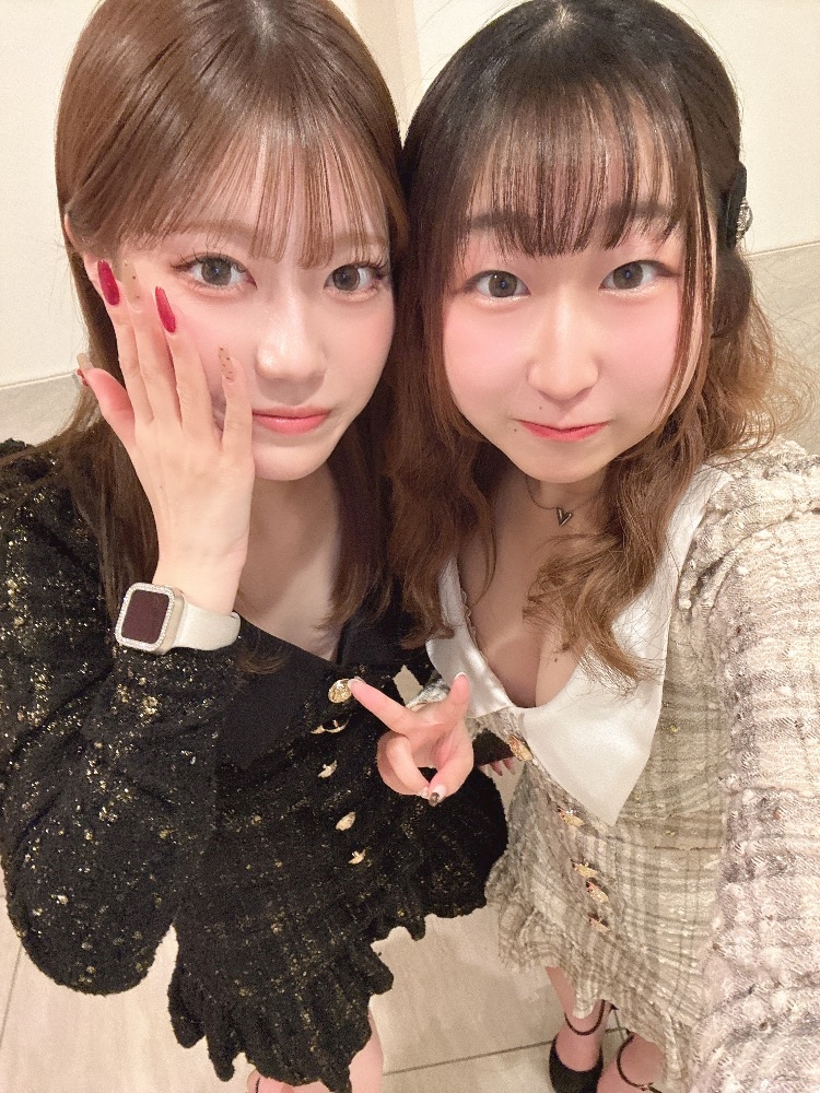 衣装色違いでおそろいなの～✨オソロだから写真撮ろうねって言ったらめーちゃ喜んでて可愛かった😂2人とも自撮りはおまかせしちゃい派だから爆笑しながら撮ったの面白かったw腕がプルプルだった🫨