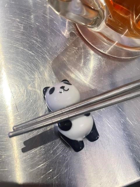 No.958~箸置きで遊ぶ20代半ば女性、、、🐼🐾