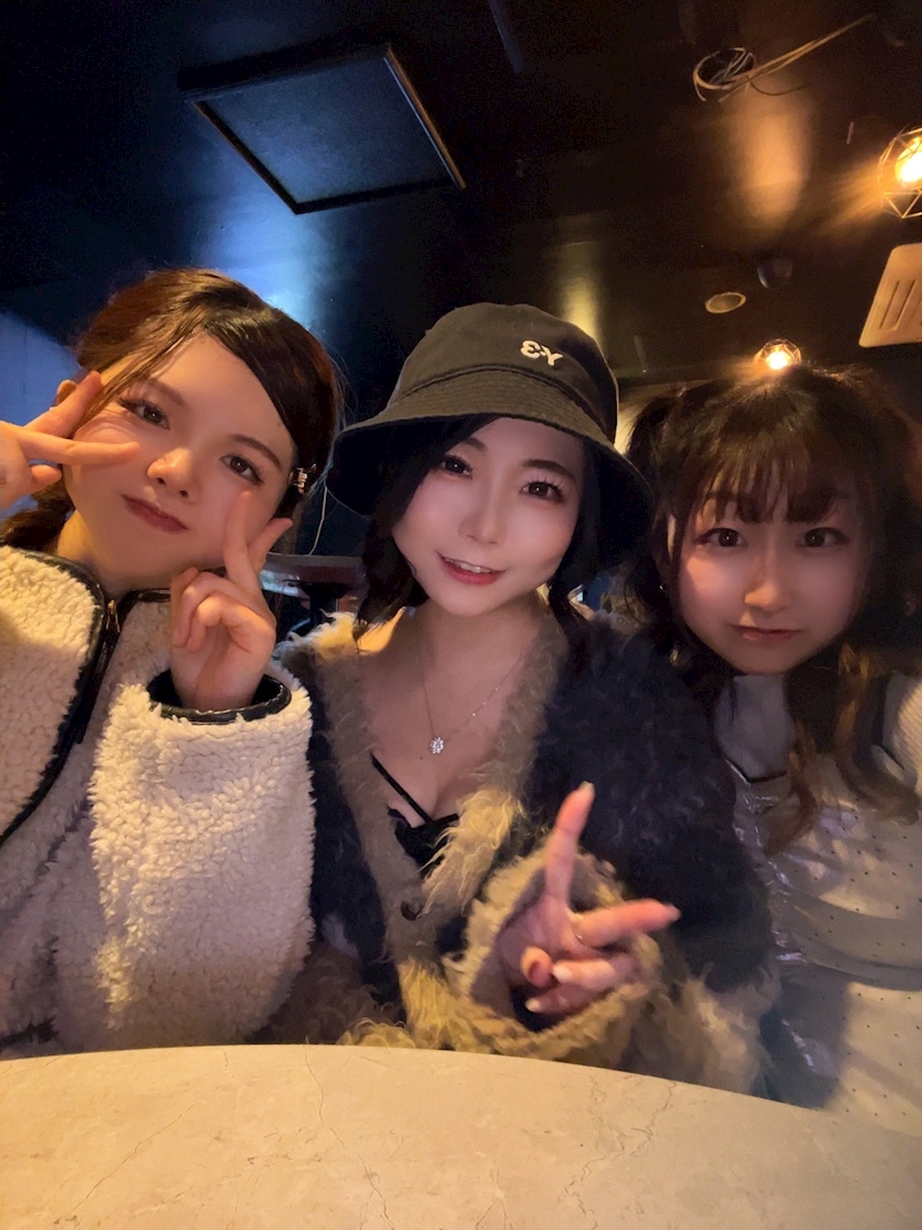 営業終わりふたりと飲みに行ってきたの巻📣ダーツしたりーカラオケしたりー楽しかった🙂‍↕️ふつうにお酒バチバチだよ？って言いすぎていろんな人に悪い影響が出てることを知ったので気をつけたいと思います😟でもお酒飲むと自然と言っちゃうんだよね😂