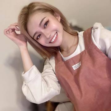 . . エプロン着て料理･･･